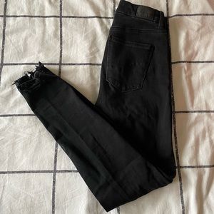 Black distressed skinny jean